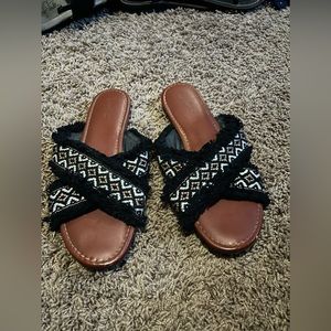 Used universal thread slip on. Size 8.5 but run alittle small